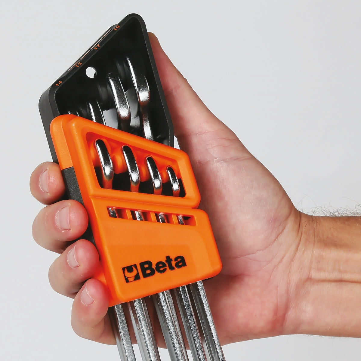 Serie di 8 chiavi combinate a cricchetto snodate (art. 142SN) con supporto compatto Beta 142SN/SC8
