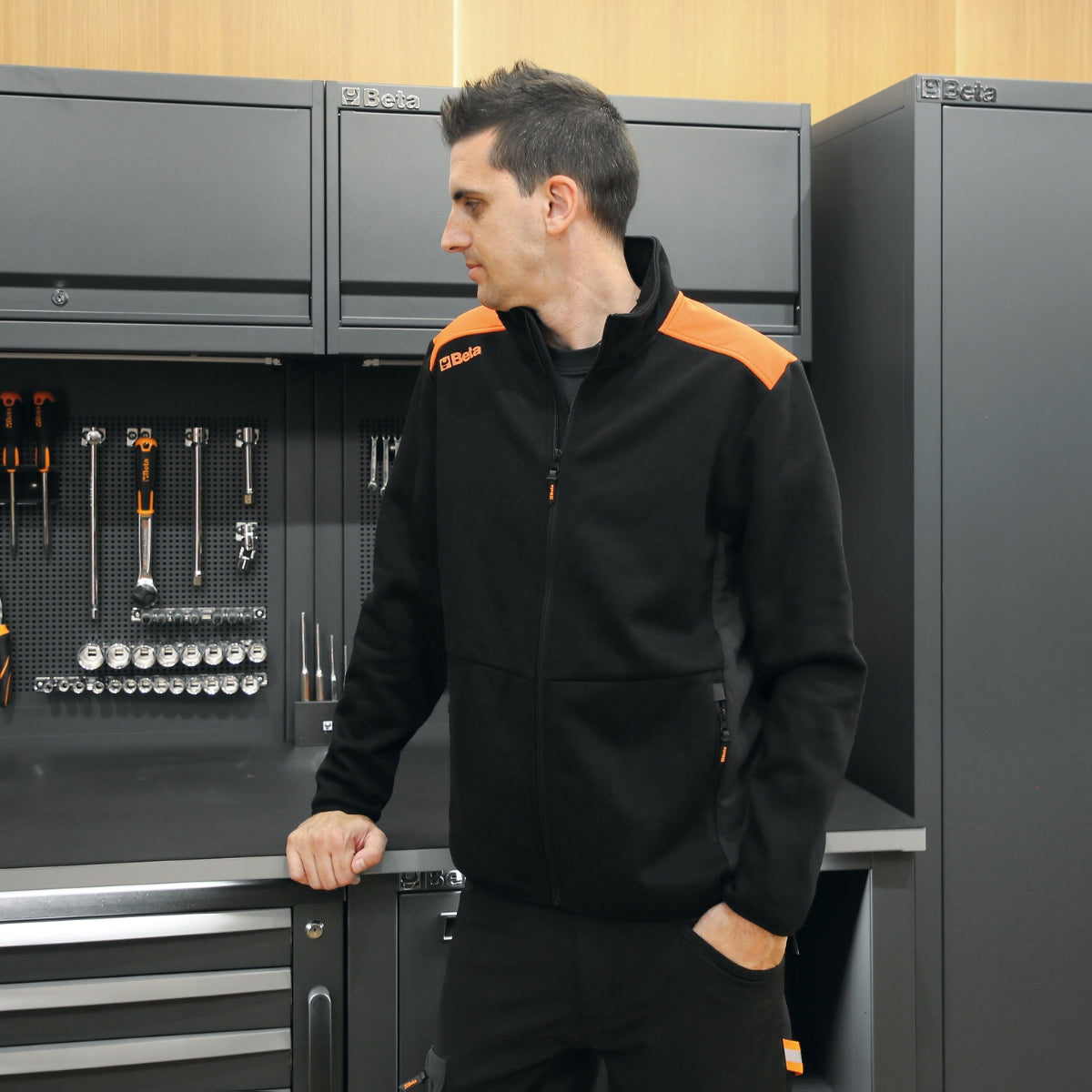 Felpa zip lunga, nera con inserti in grigio antracite Beta 7565NG