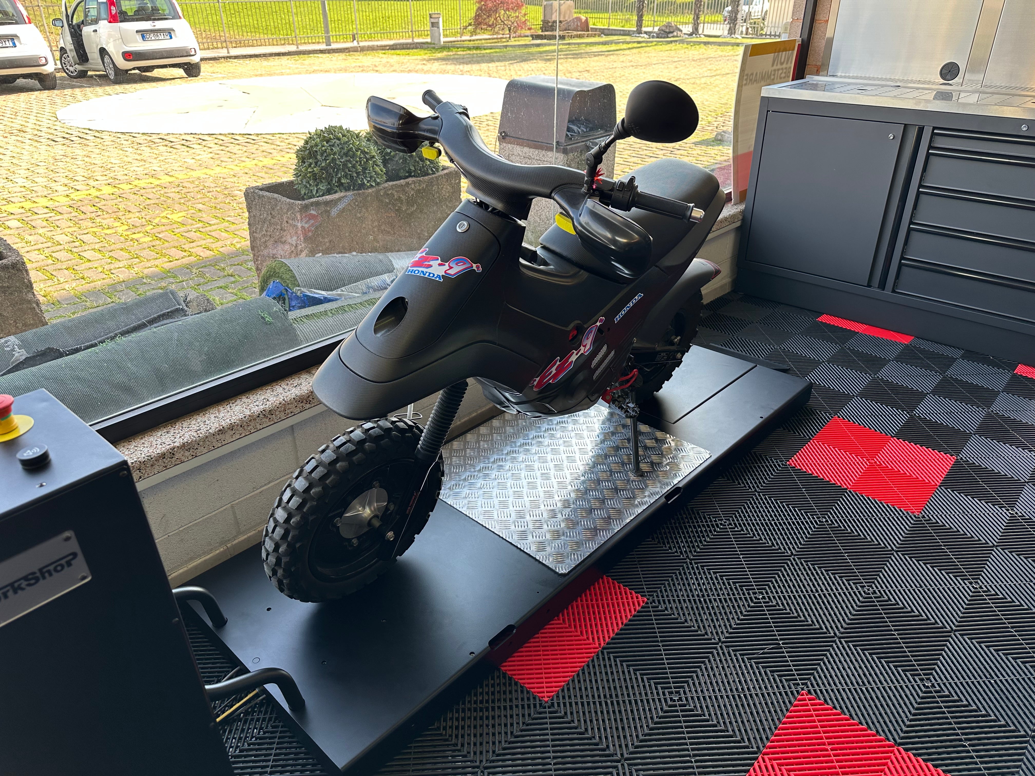 Ponte sollevatore MOTO ribassato 80mm portata 400kg elettroidraulico Workshopitaly Total Black