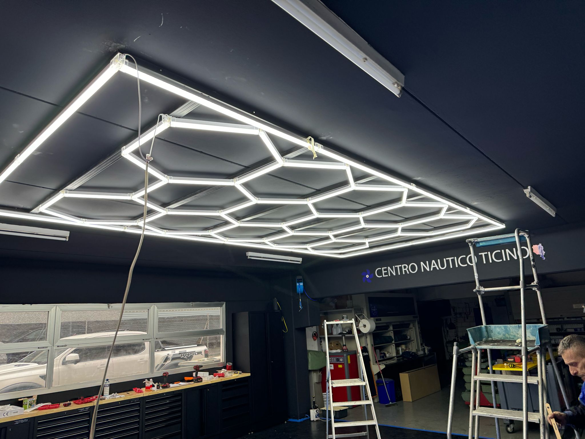 Luci Led Esagonali Car Detailing 2433x4840 con 14 esagoni luce fredda 6000K e telaio luminoso