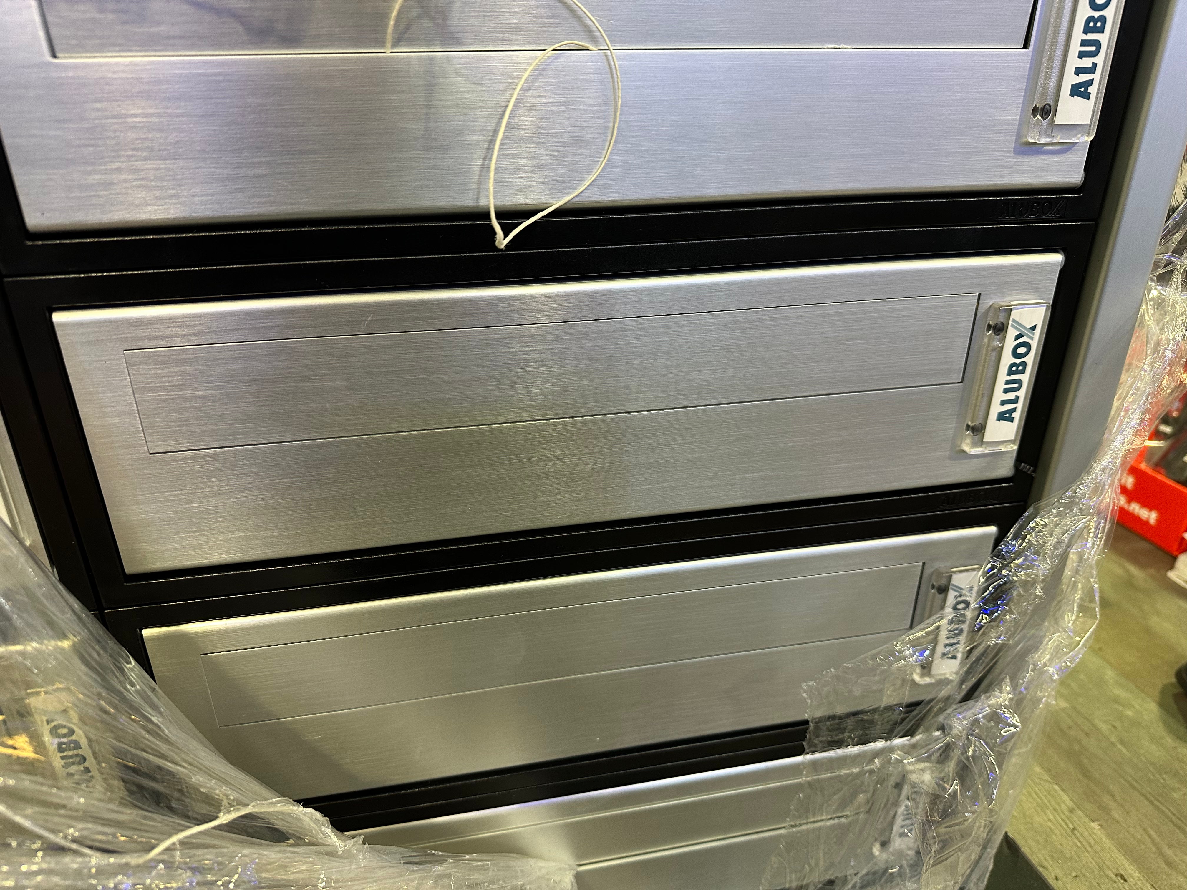 Casellario postale 8 posti in alluminio Alubox Modular con presa posteriore