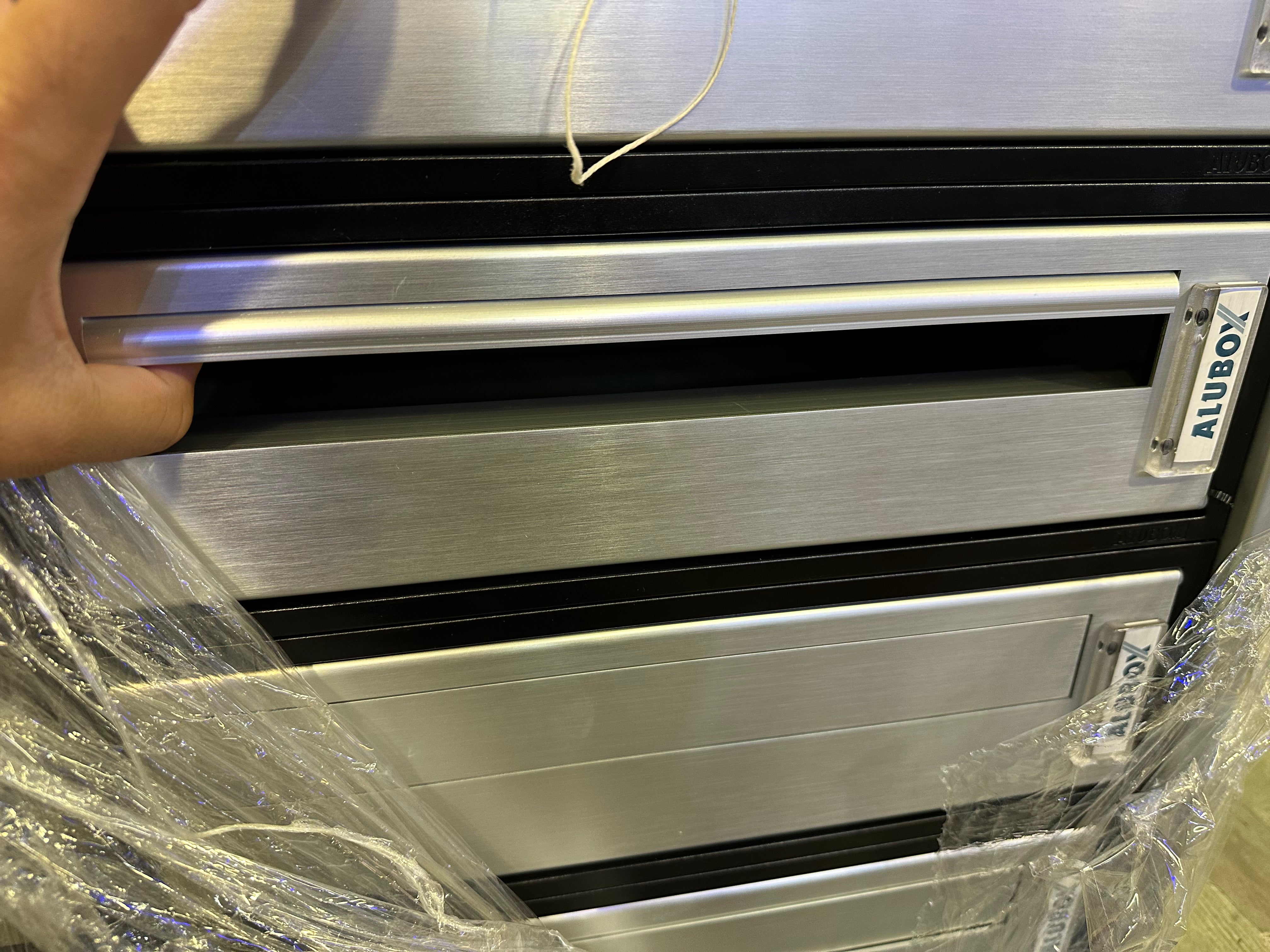 Casellario postale 8 posti in alluminio Alubox Modular con presa posteriore