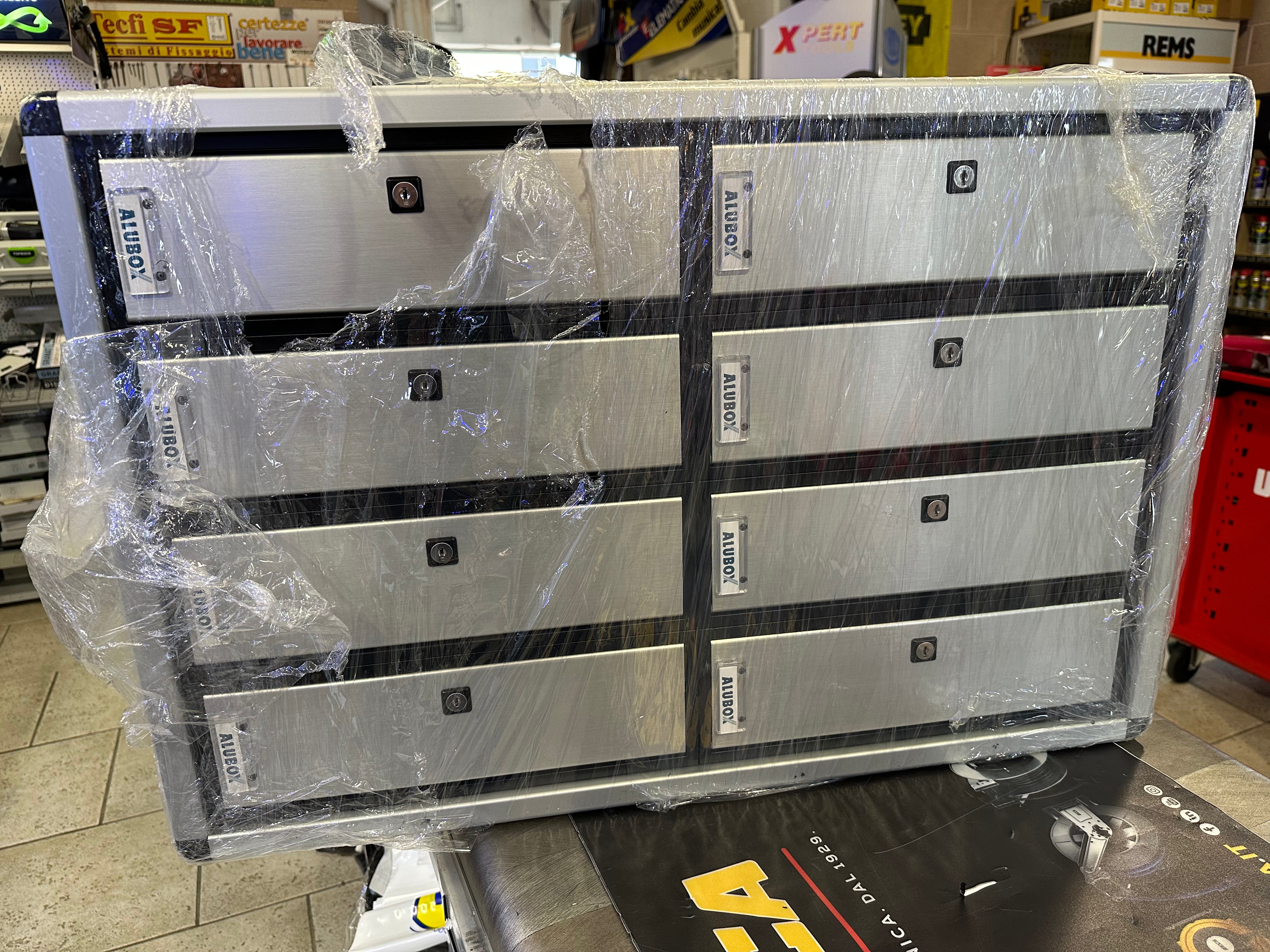 Casellario postale 8 posti in alluminio Alubox Modular con presa posteriore