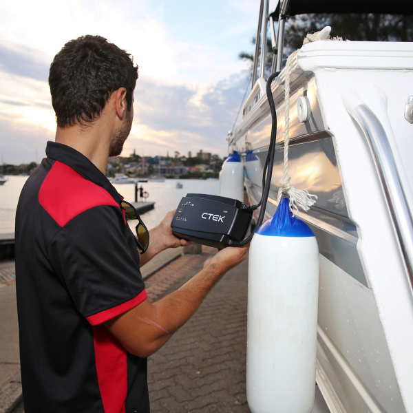 Caricabatterie CTEK M25