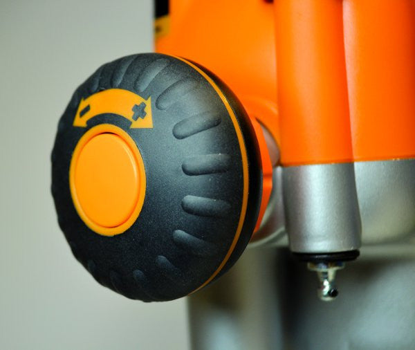 Elettrofresatrice 2400W dotazione standard CMT7E