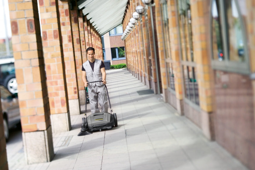 Spazzatrice manuale compatta Karcher Professional KM 70/15 C