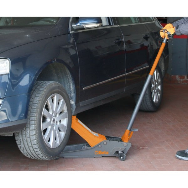 Sollevatore idraulico ribassato a 4 ruote da 2 tonnellate Beta 3029/2T