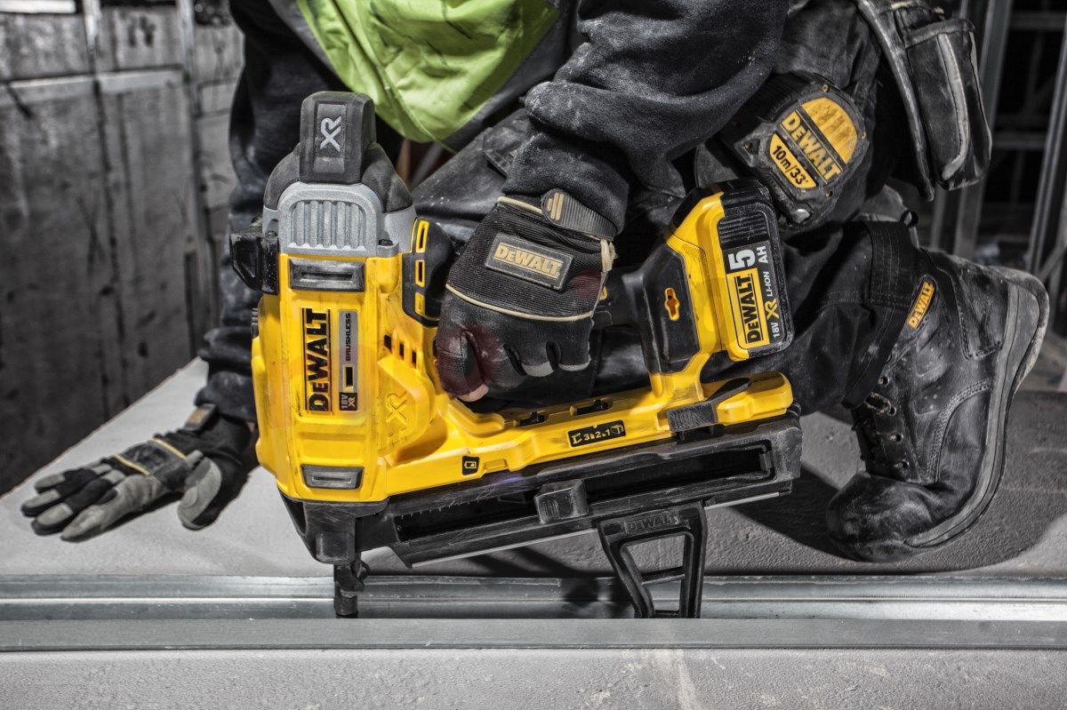 Chiodatrice per cemento DeWalt 18v 5Ah DCN890P2