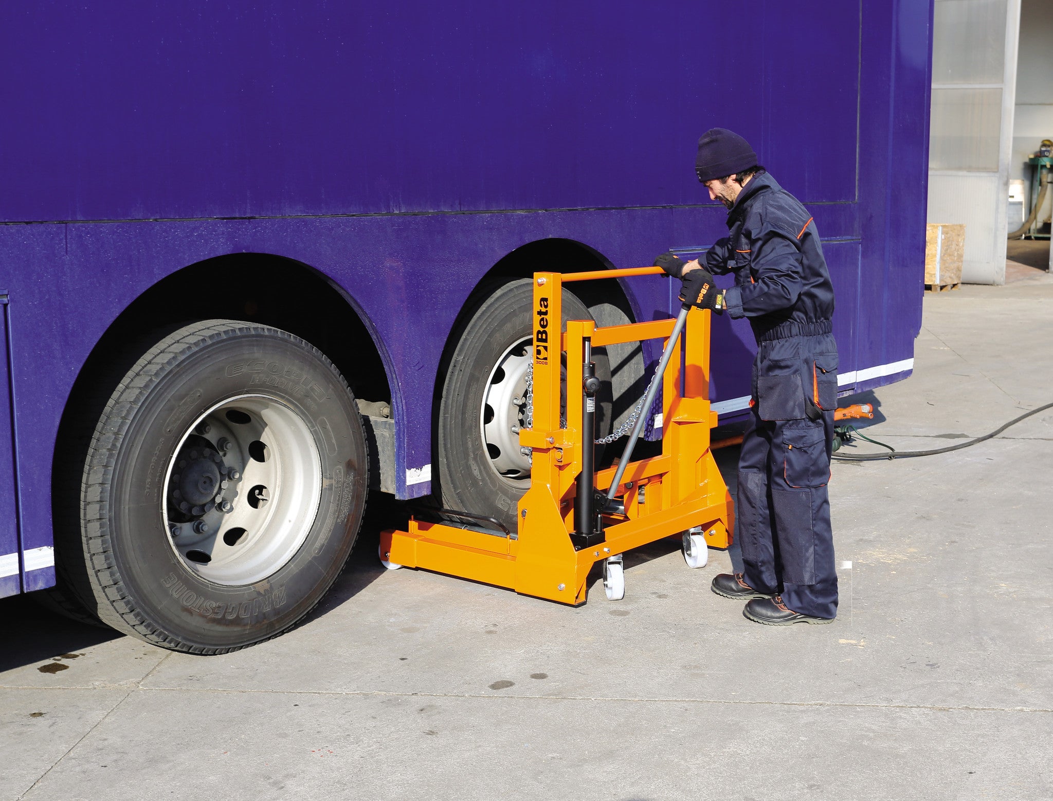 Sollevatore e posizionatore ruote Truck singole e gemellari Beta 3008