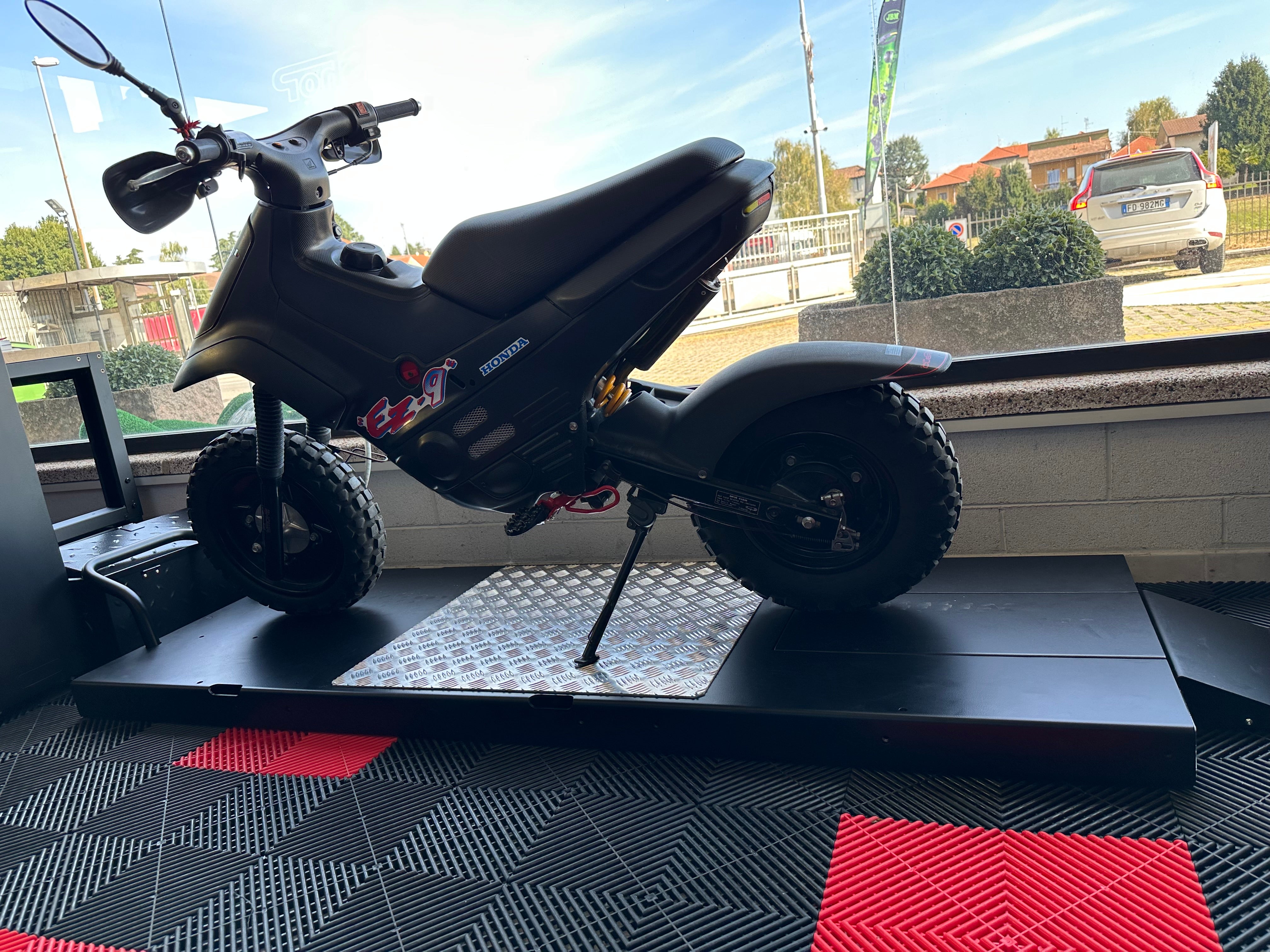 Ponte sollevatore MOTO ribassato 80mm portata 400kg elettroidraulico Workshopitaly Total Black