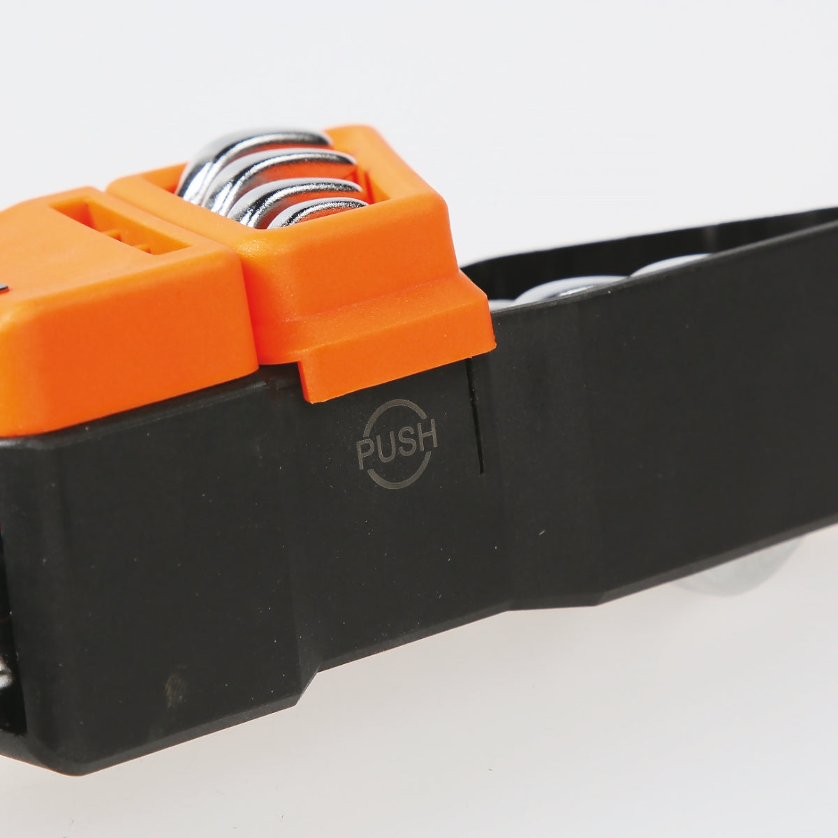 Serie di 8 chiavi combinate a cricchetto snodate (art. 142SN) con supporto compatto Beta 142SN/SC8