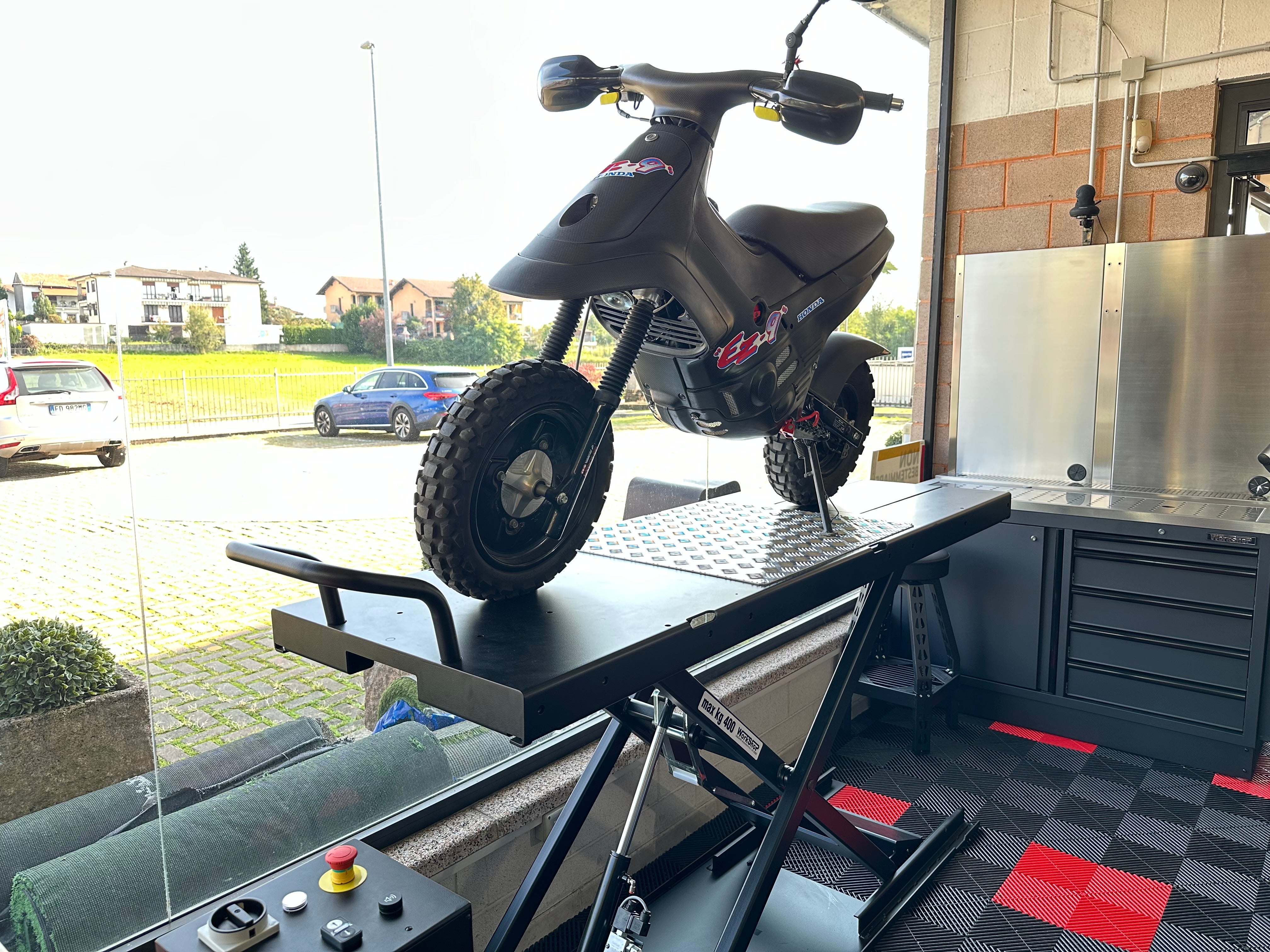 Ponte sollevatore MOTO ribassato 80mm portata 400kg elettroidraulico Workshopitaly Total Black