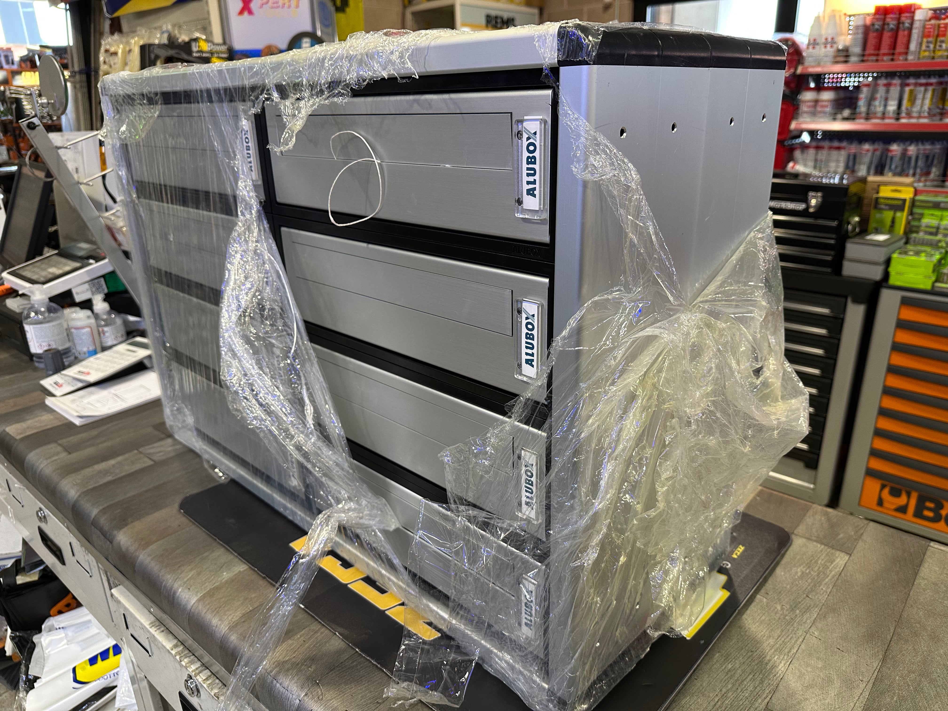 Casellario postale 8 posti in alluminio Alubox Modular con presa posteriore