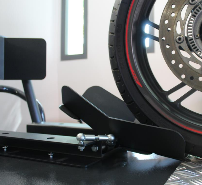 Morsa automatica a ribalta per ponte sollevatore MOTO WorkShopItaly