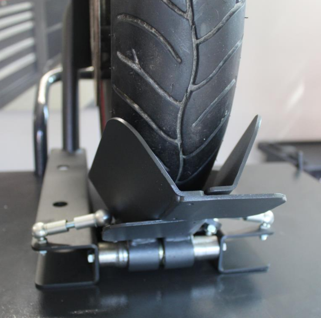 Morsa automatica a ribalta per ponte sollevatore MOTO WorkShopItaly