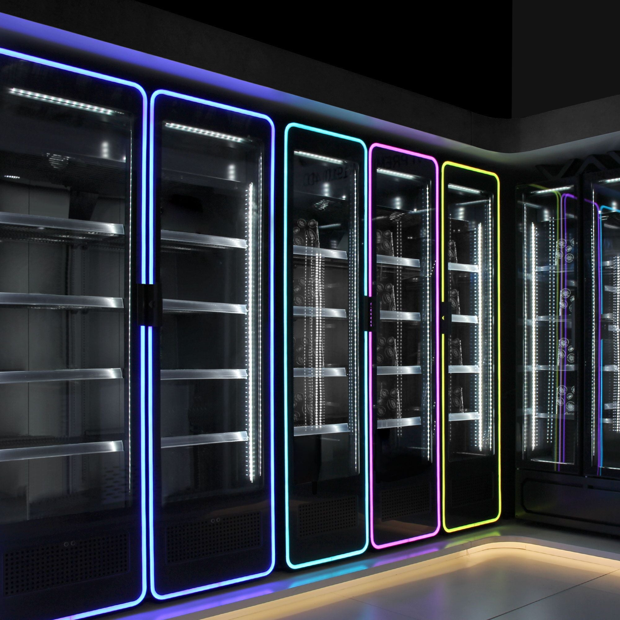 Frigorifero 550 litri 1 porta in vetro e luce LED colorata multicolor Full Black Officina