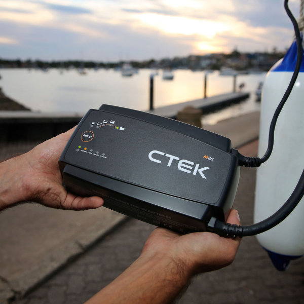 Caricabatterie CTEK M25