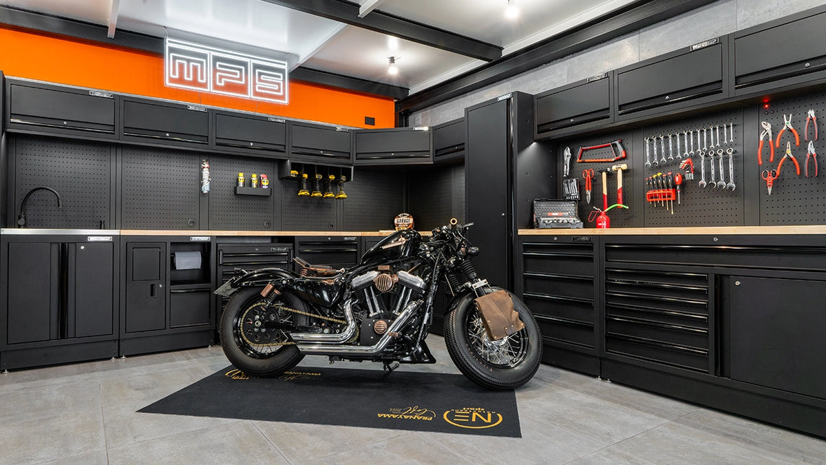 Officina arredata con il sistema MPS WORK SHOP e una moto al centro